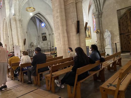 Première messe aprés le déconfinement à St Spire 24 mai 2020